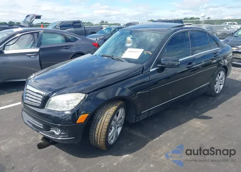 2011 Mercedes-Benz C 300 Luxury/Sport z USA, uszkodzony, nr VIN WDDGF5EB3BA433786